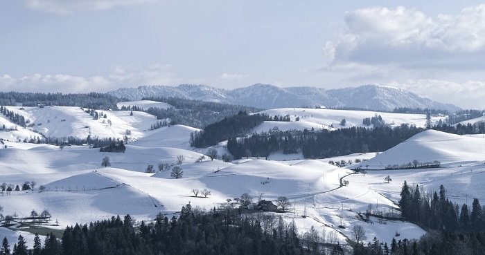 ритм в фотографии: снежный пейзаж холмов создает волнистый ритм