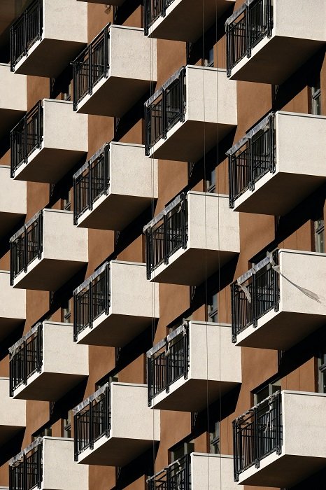 ритм в фотографии: серия балконов квартиры создает повторяющийся узор