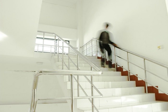 идея фотографии лестницы: размытие движения человека, идущего по белой лестнице