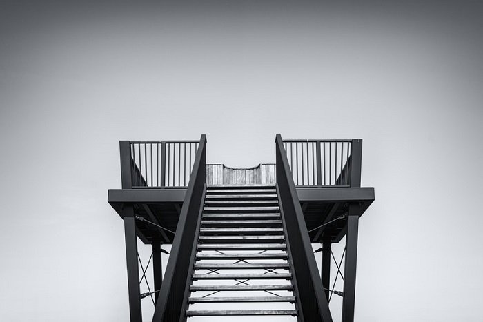 фото симметричной лестницы в черно-белом цвете
