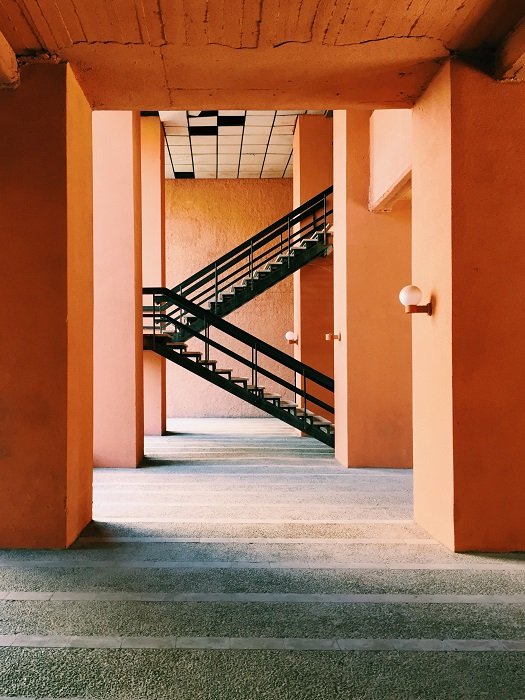 Идея фотографии лестницы: черная лестница с ярко-оранжевыми стенами