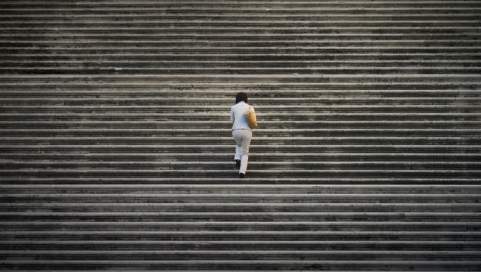 лестница фото идея: женщина поднимается по широким каменным ступеням