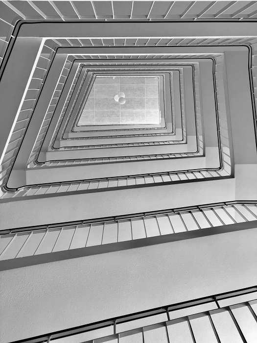 прямоугольная винтовая лестница фото