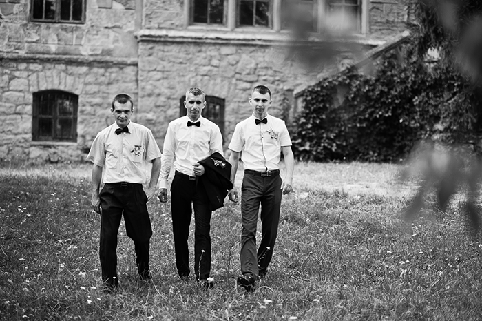 черно-белая фотография трех женихов, идущих на свадьбу
