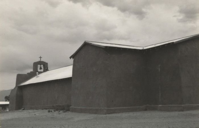 Фотография церкви в Нью-Мексико, сделанная известным фотографом-архитектором Робертом Адамсом