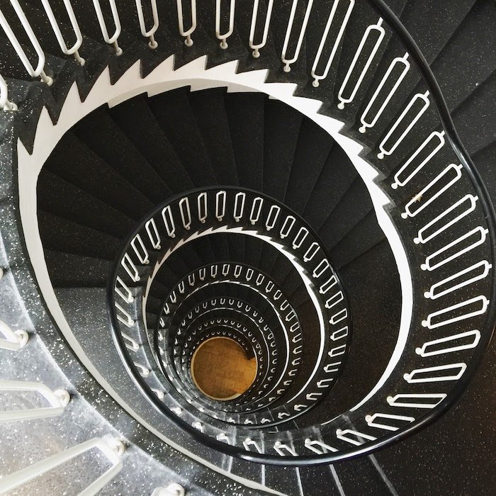Повторение узоров на спиральной лестнице, сфотографированной сверху