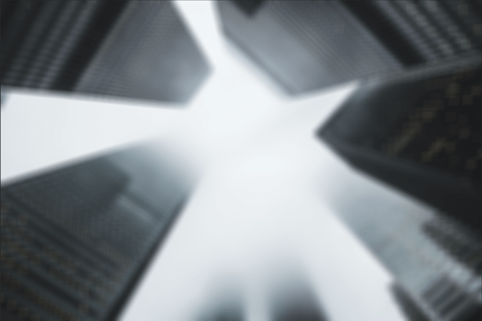 Эффект Box blur в Photoshop применен к изображению зданий, поднимающихся в небо