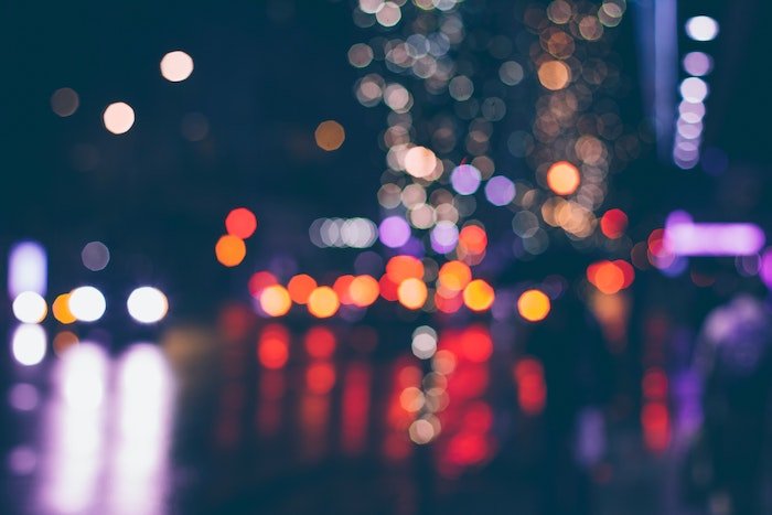 Эффект размытия в Photoshop разноцветных автомобилей и уличных фонарей ночью
