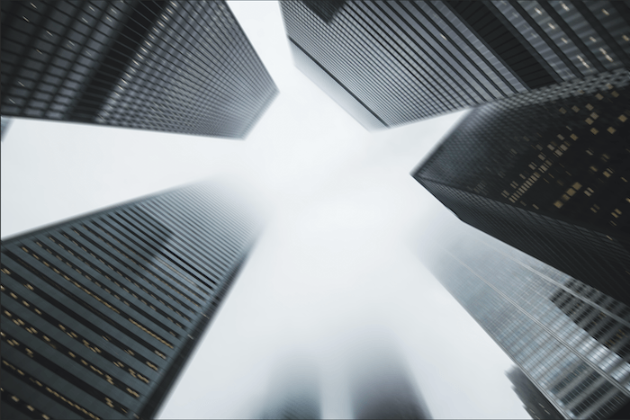 Эффект размытия Motion в Photoshop применен к изображению зданий, поднимающихся в небо