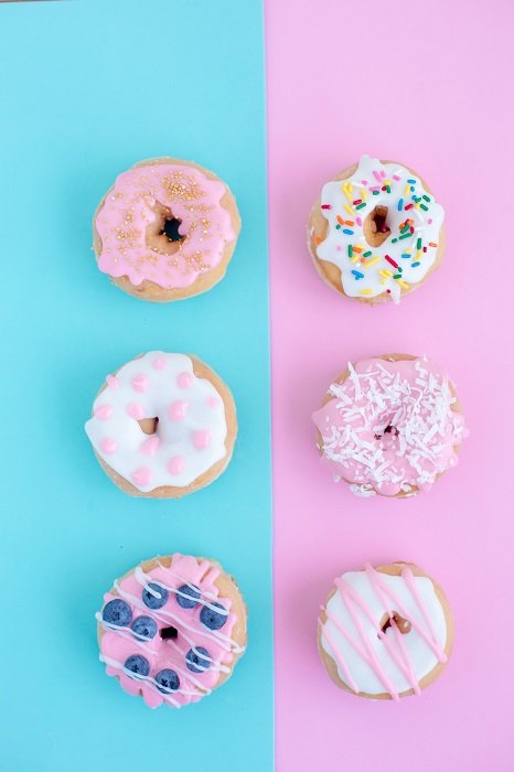 идеи фотосессии в стиле колор блок: 6 пончиков в плоской фотографии на голубом и розовом пастельном фоне