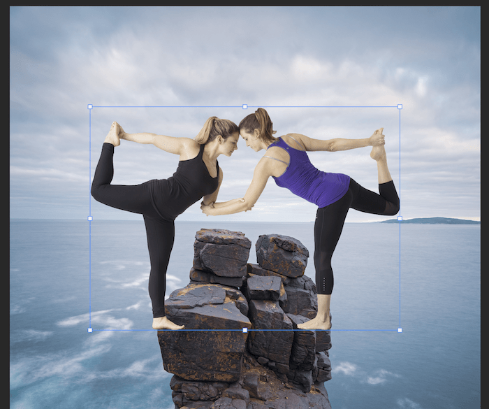 Изменение размера рамки вокруг вырезанной женщины в позе йоги в Photoshop для композитной фотографии