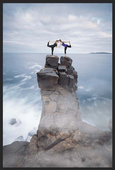 Добавление тумана к изображению женщины в позе йоги на вершине скалы в Photoshop для композитной фотографии