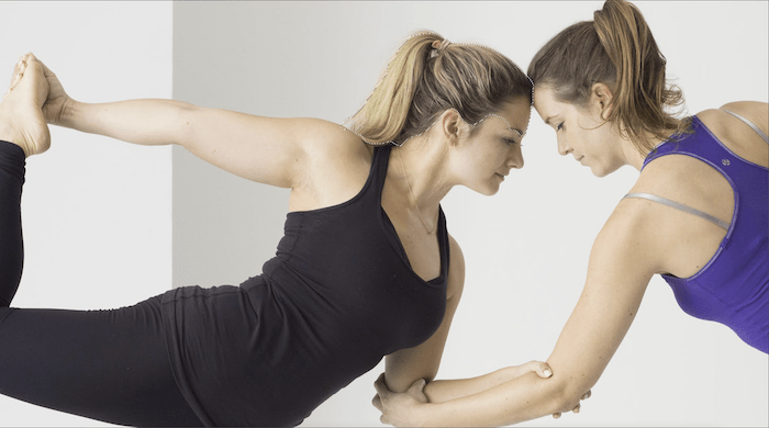 Крупный план детали действия инструмента Quick Selection в изображении двух женщин в позе йоги для композиционной фотографии