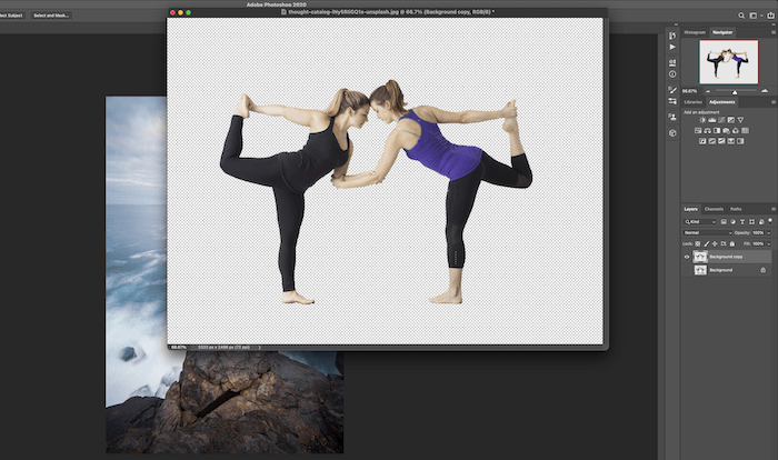 Скриншот женщины в позе йоги переносится на фоновое изображение в Photoshop для композитной фотографии