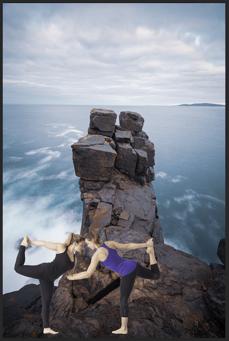 Вырезанное изображение женщины в позе йоги, перенесенное на фон скалы в Photoshop для композитной фотографии