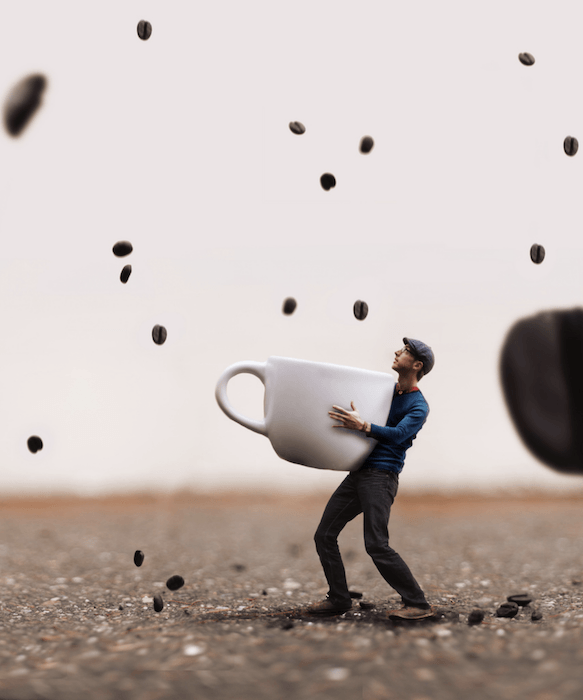 Композиционное фотоизображение мужчины, держащего чашку с кофейными зернами, падающими как дождь вокруг него