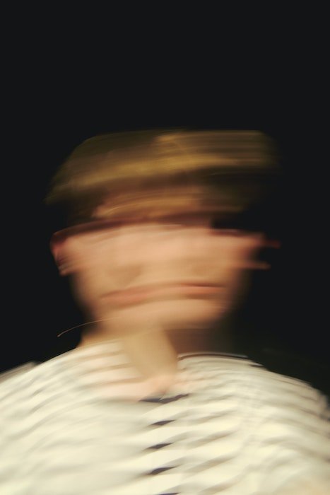 motion blur photoshop: Портрет человека с размытием движения