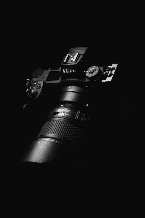 Nikon DSLR камера и объектив на черном фоне