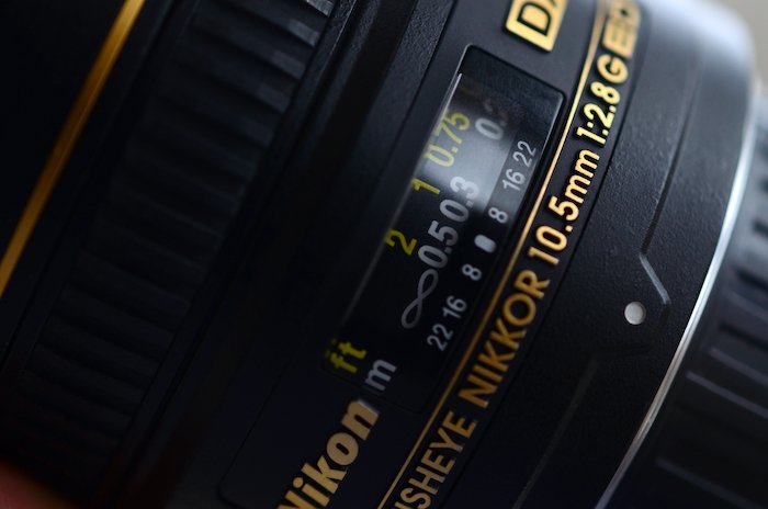 крупный план объектива Nikon и перечисленные на нем аббревиатуры