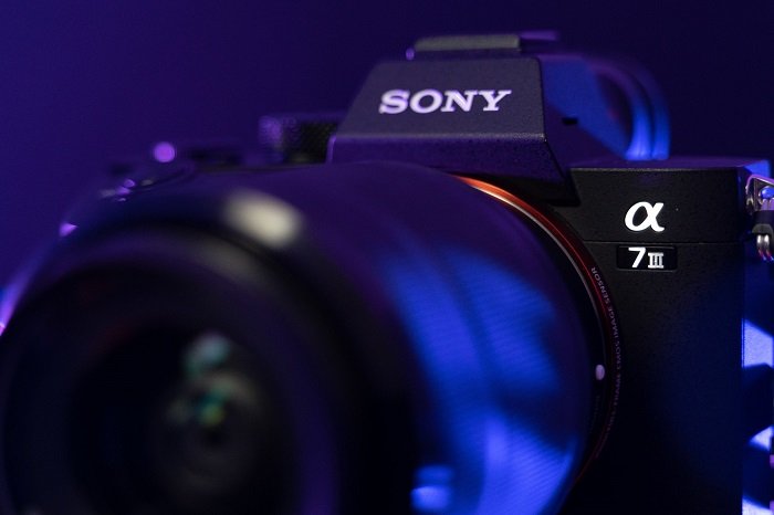 снимок Sony A7 III крупным планом с эффектом синего освещения