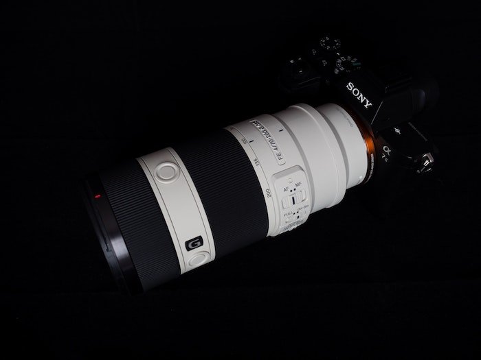 Телеобъектив Sony g-серии с аббревиатурой объектива, установленный на фотокамере sony