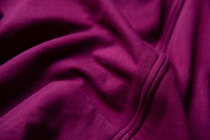 Крупный план детали розовой одежды с гребнями и тенями для плоской фотографии
