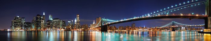 фотосшивка: панорама горизонта нью-йорка на манхэттене с бруклинским мостом и офисными небоскребами в сумерках, освещенными огнями ночью