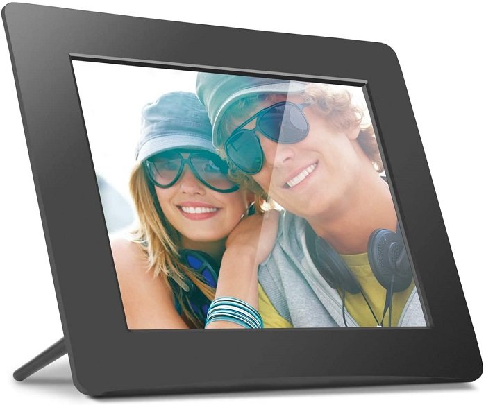 фотография продукта Aluratek 8 LCD Digital Picture Frame отображает пару в солнечных очках вместе