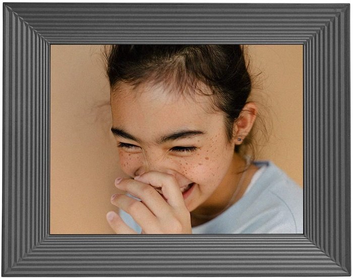 фото товара цифровая фоторамка Aura Mason со смеющимся ребенком внутри