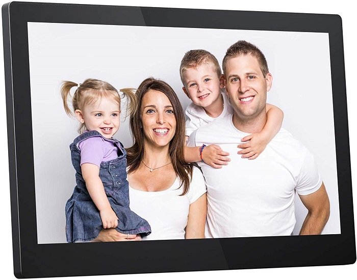 фото товара Цифровая фоторамка Dragon Touch 15 WiFi с мамой и папой, держащими детей