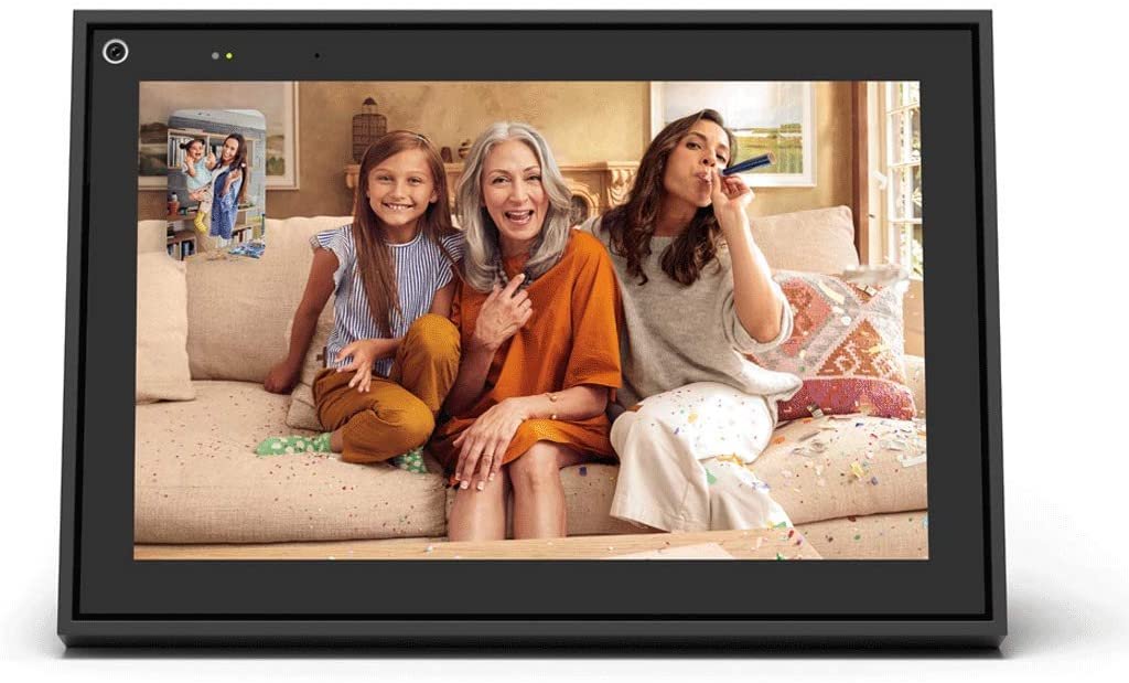 фото товара цифровая фоторамка Facebook Portal с бабушкой мамой и дочкой