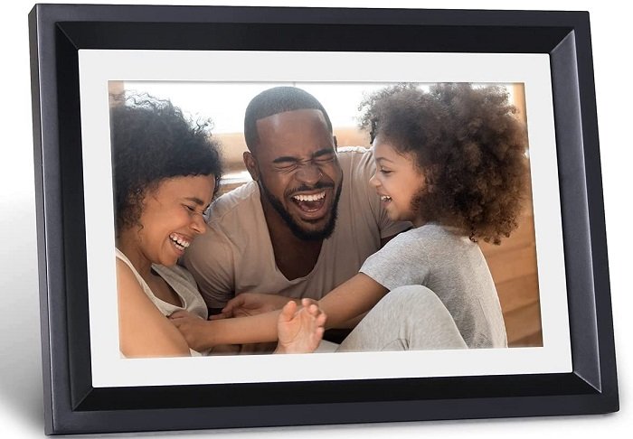 фотография товара Цифровая фоторамка LOVCUBE, на которой изображен папа, смеющийся со своими дочерьми