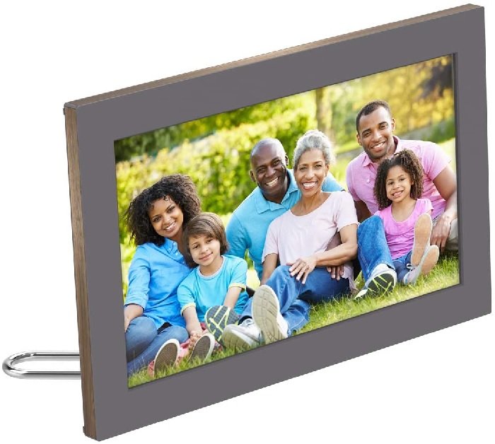 фото товара Цифровая фоторамка Meural WiFi с тремя поколениями счастливой семьи внутри
