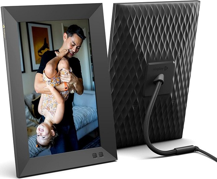 фото товара цифровая фоторамка Nixplay Smart Photo Frame с папой, держащим свою дочь вверх ногами