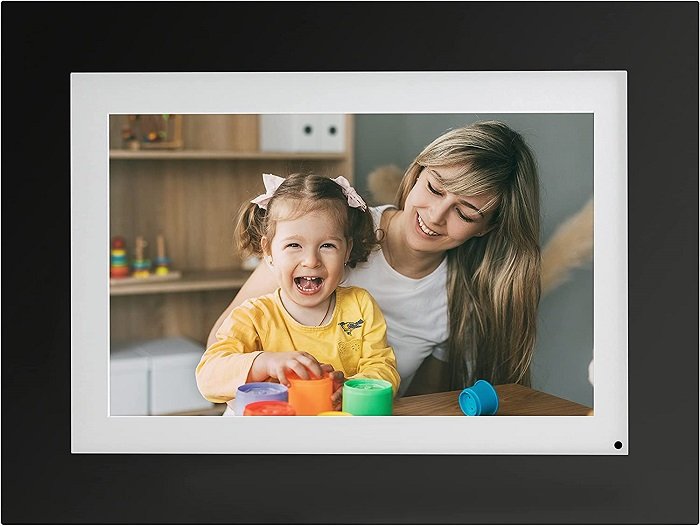 фото продукта PhotoShare Friends and Family Smart Digital Picture Frame с мамой, держащей смеющуюся дочь