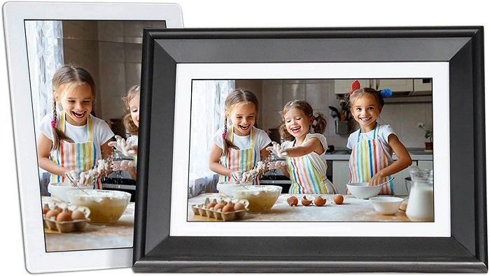 фото продукта PhotoSpring 10 WiFi Digital Picture Frame с тремя девочками, пекущими на кухне