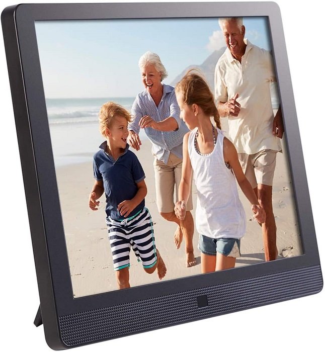 фото товара Цифровая фоторамка Pix-Star с бабушкой и дедушкой, преследующими внуков на пляже