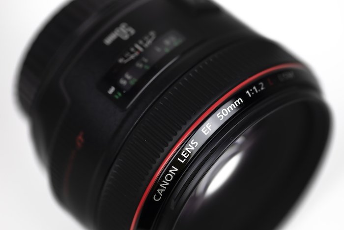 крупный план красного кольца вокруг объектива Canon 50mm EF с аббревиатурами