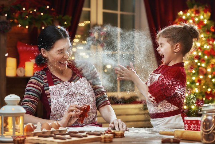 Мать и ребенок пекут печенье как идея для рождественской открытки