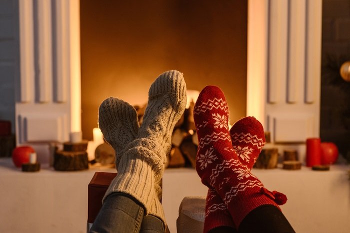 Идея рождественской фотосессии пары: фото двух людей в уютных зимних носках