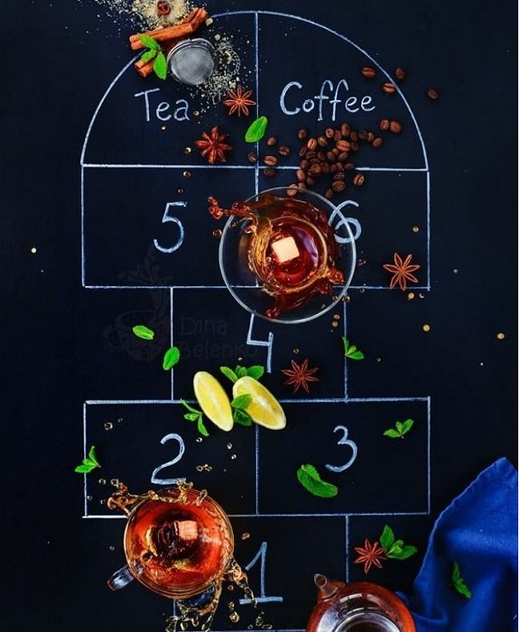 Креативный дисплей для чая и кофе с нарисованным на меловой доске хопскотчем используется в качестве реквизита для фуд-фотографии