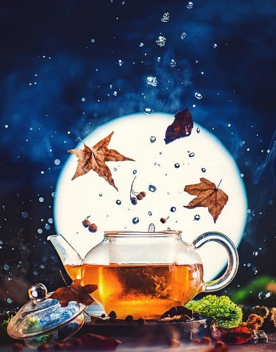 Чай оранжевого цвета в прозрачном чайнике используется как реквизит для фуд-фотографии