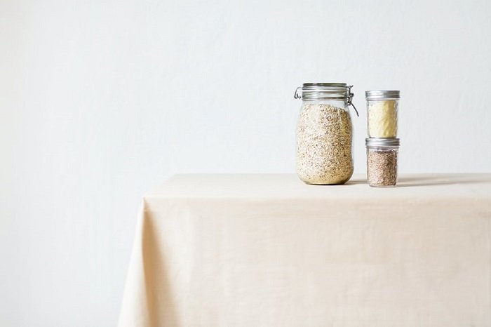 Сушеные продукты в стеклянных банках на простой скатерти food photography prop