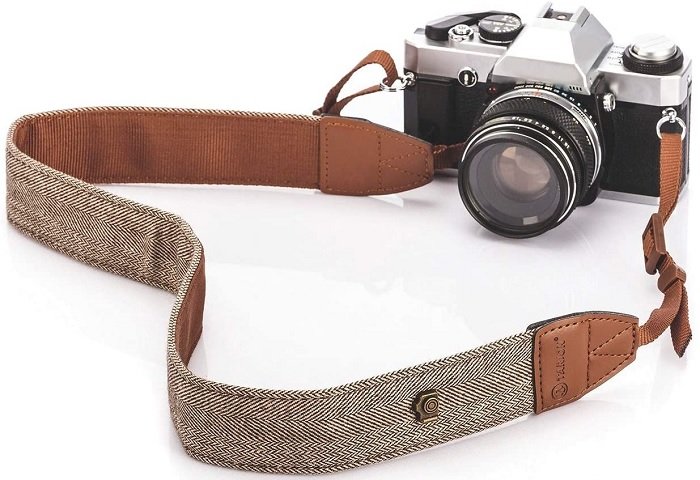 подарки для фотографов: фотография продукта Tarion Camera Strap, прикрепленного к винтажной камере