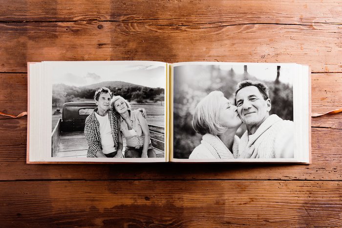 альбом с черно-белыми фотографиями пожилой пары на деревянном фоне для идей фотоподарков