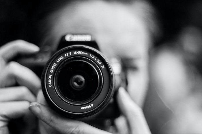 черно-белая фотография женщины, делающей снимок с малой глубиной резкости