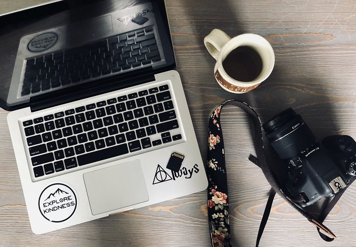 плоская фотография ноутбука, камеры и чашки кофе