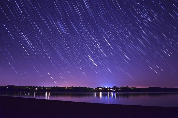 использование таймлапс калькулятора для таймлапс фото: световые полосы, создаваемые в ночном небе при вращении земли вокруг звезд