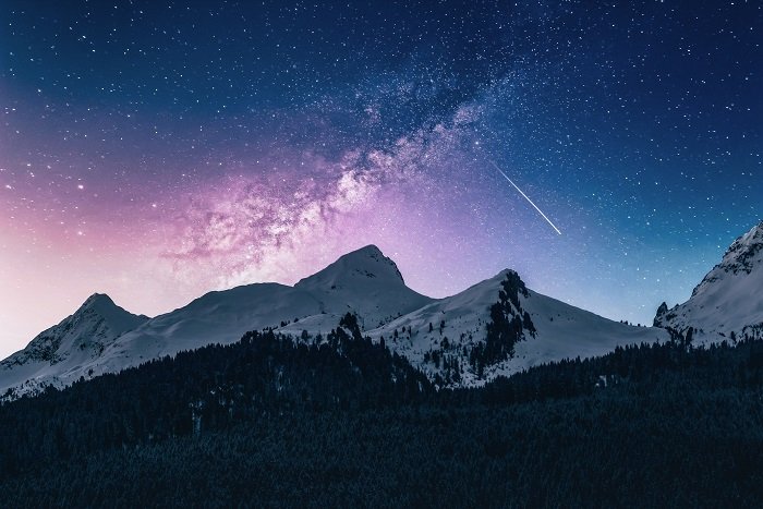 фиолетово-синее изображение галактики над горами с использованием ND-фильтра для астрофотографии