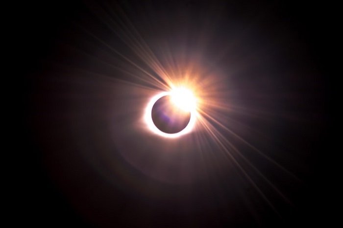 изображение солнечного затмения с использованием фильтра солнечной астрофотографии